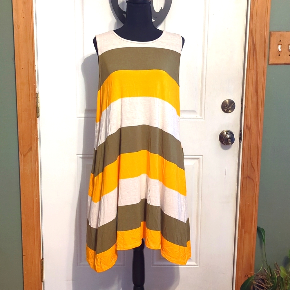 Sleeveless midi dress with pockets